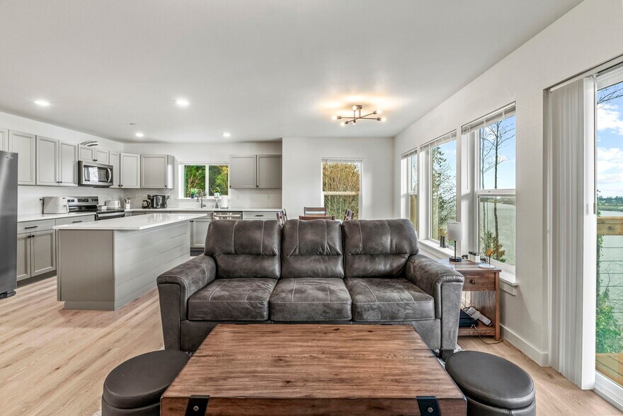 More Photos Of 572 Columbia St, Cathlamet Apartments For Sale