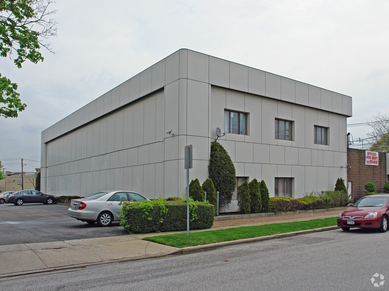 Primary Photo Of 2201-2211 Merrick Rd, Merrick Office Residential For Lease