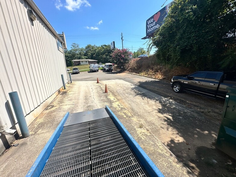 More Photos Of 306 Canton Rd, Cumming Freestanding For Lease