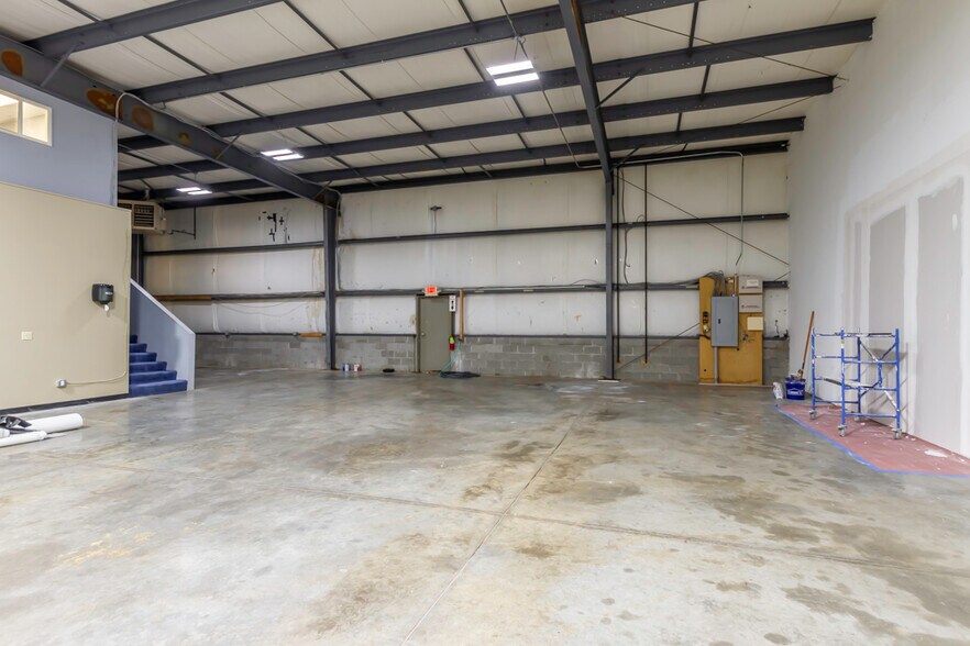 More Photos Of 2840 Mitthoeffer Pl, Indianapolis Warehouse For Sale