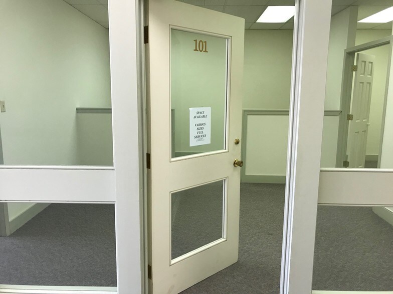 More Photos Of 301-305 W Woodard St, Denison Office For Lease