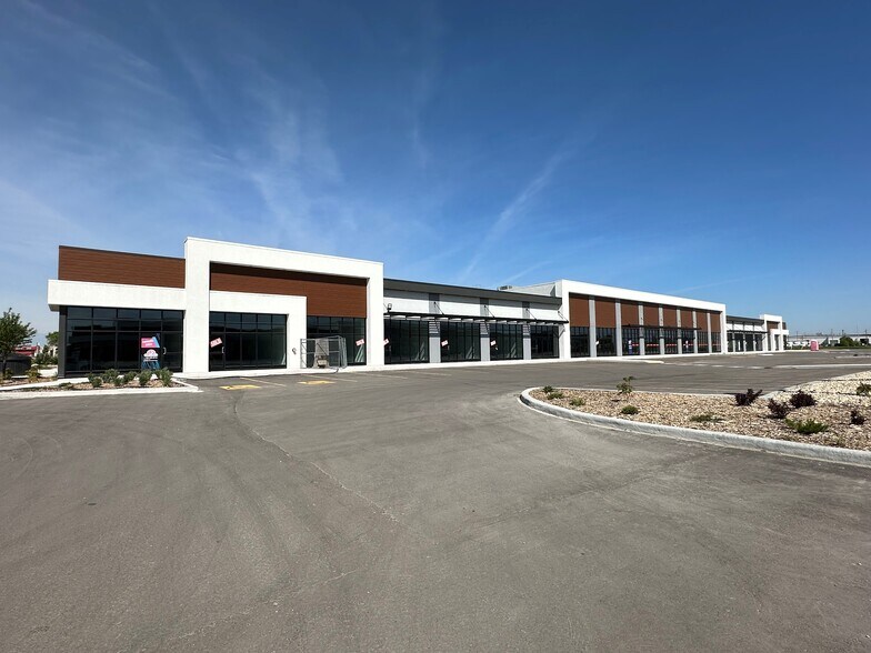 More Photos Of 205 Lucas Ave, Winnipeg Showroom For Lease