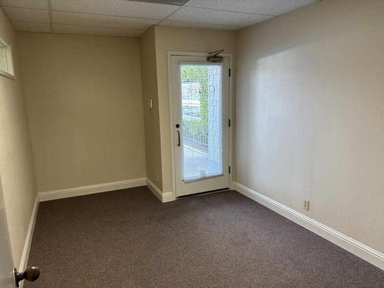 More Photos Of 222 W Lockeford St, Lodi Office For Lease