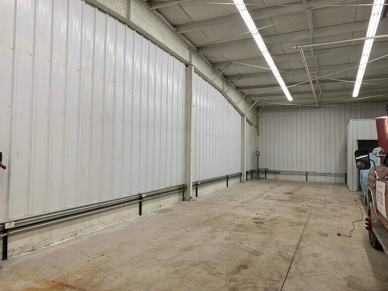 More Photos Of 106 Beaver St, Yorkville Warehouse For Lease