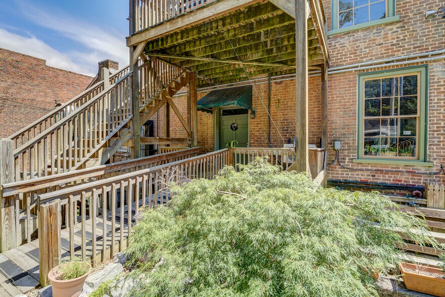 More Photos Of 107 E Main St, Jonesborough Storefront For Sale