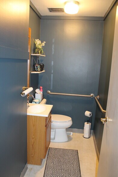 More Photos Of 129 E Locust St, Dekalb Office For Sale