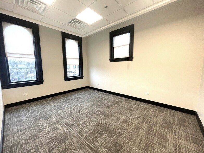 More Photos Of 106 W Main St, West Dundee Office For Lease