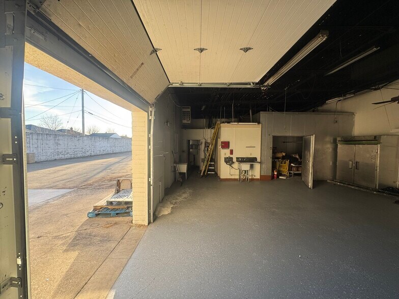 More Photos Of 13425 Snow Rd, Brook Park Freestanding For Lease