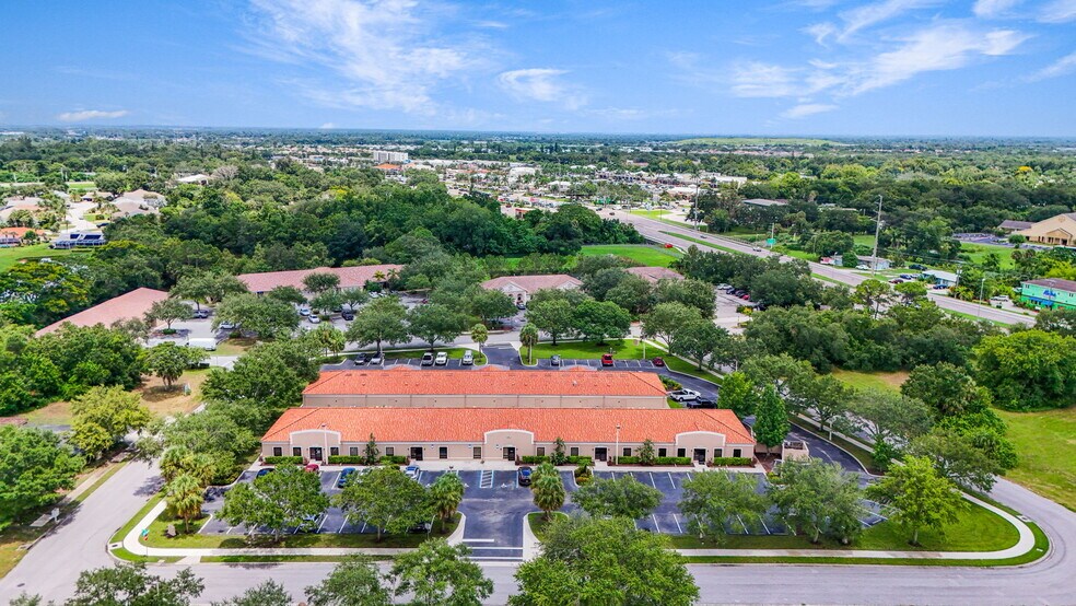 More Photos Of 3911 Golf Park Loop, Bradenton Office For Lease