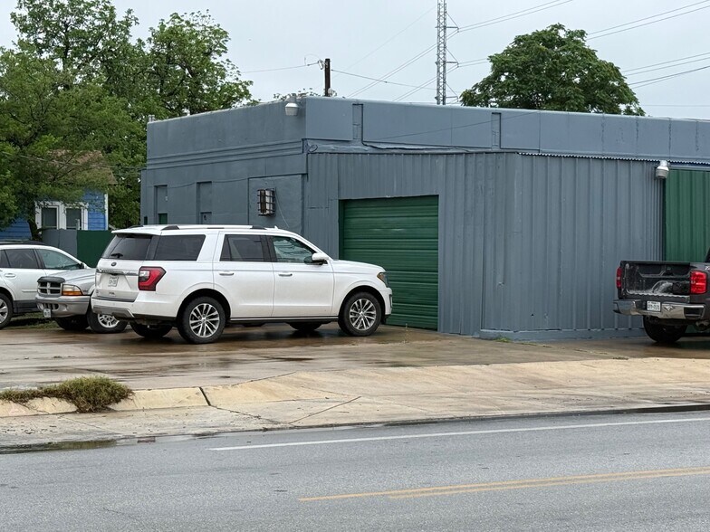 More Photos Of 702 Roosevelt Ave, San Antonio Auto Repair For Sale