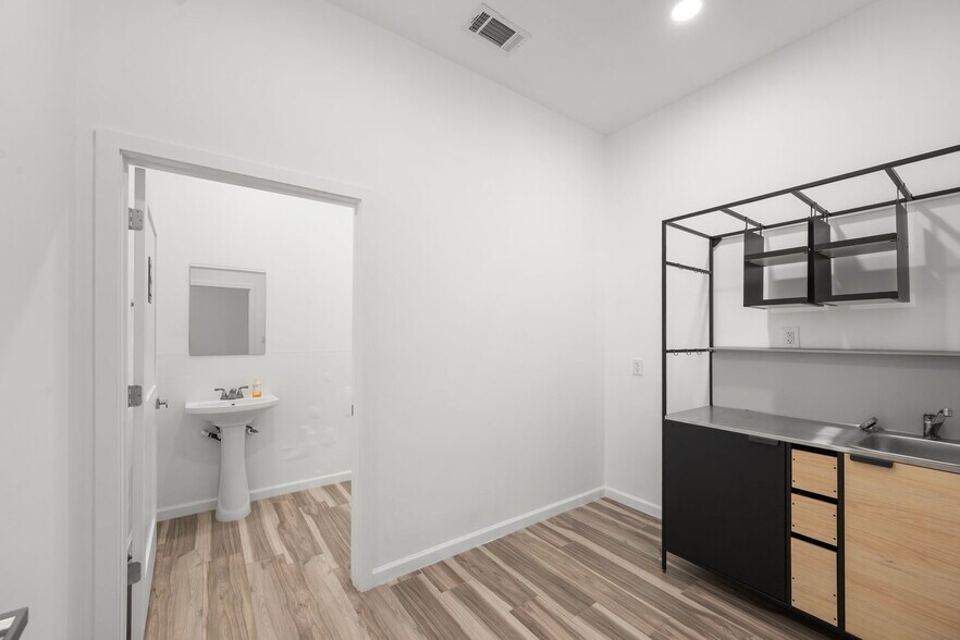 More Photos Of 4103C Dawn St, Houston Industrial For Lease