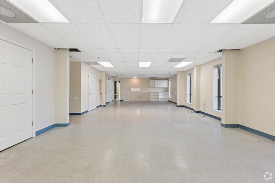 More Photos Of 1445 Cleveland Ave, East Point Showroom For Sale
