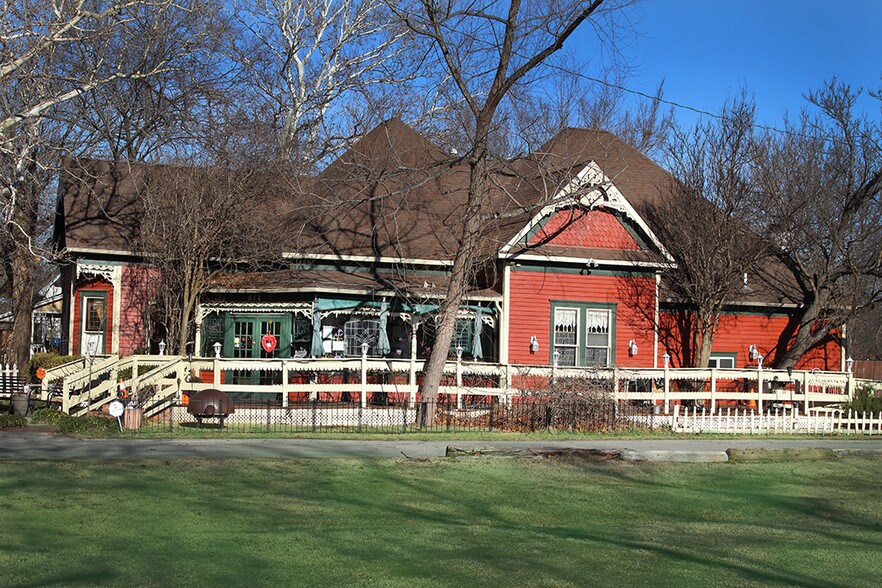 More Photos Of 814 Water St, Waxahachie Restaurant For Sale