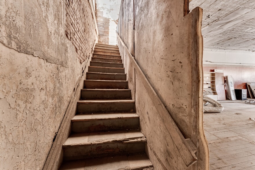 More Photos Of 500 W Commercial St, Springfield Storefront Retail Office For Sale