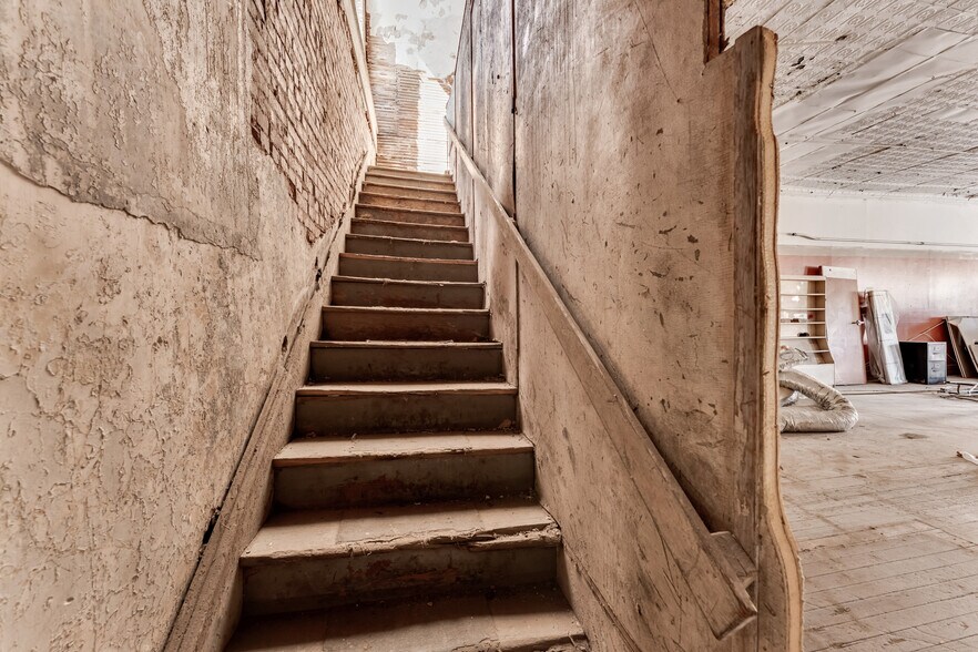 More Photos Of 504 W Commercial St, Springfield Storefront Retail Office For Sale