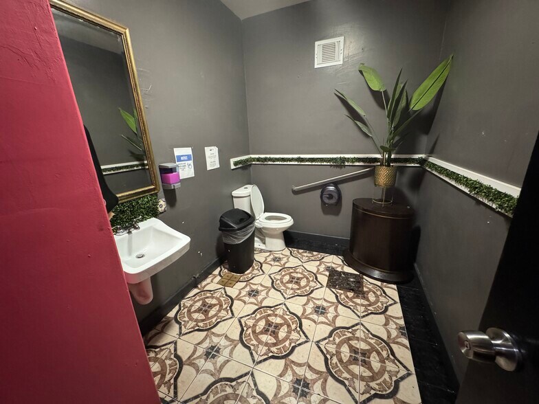 More Photos Of 219 N 21st Ave, Hollywood Storefront Retail Office For Lease