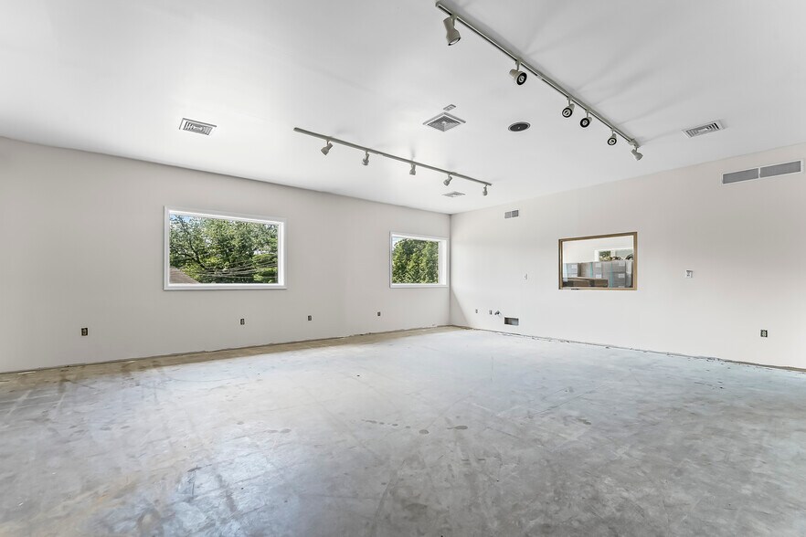 More Photos Of 935 Chestnut St, Gap Showroom For Sale