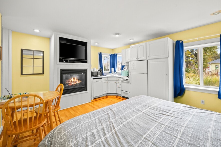 More Photos Of 231 E Buffalo St, New Buffalo Hotel For Sale