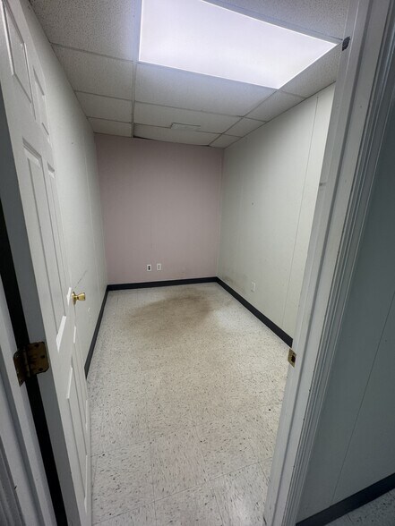 More Photos Of 1421 N Limestone St, Gaffney Office For Sale