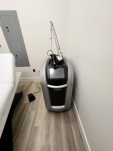 More Photos Of 6630 Foothill Blvd, Tujunga Freestanding For Lease