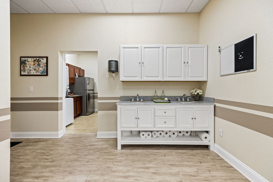More Photos Of 4966-4968 Royal Gulf Cir, Fort Myers Medical For Sale
