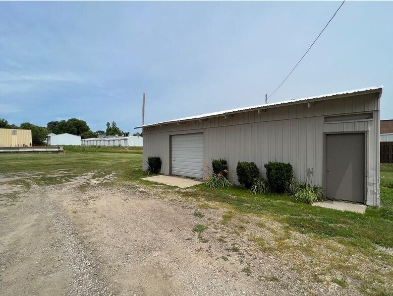 More Photos Of 1000-1004 1st Ave E, Newton Warehouse For Sale