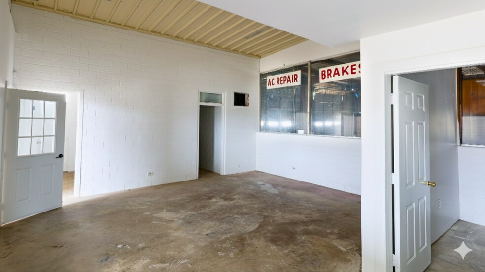 More Photos Of 500 W 2nd St, Taylor Freestanding For Sale