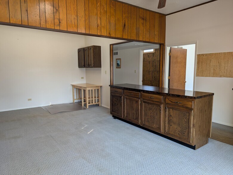 More Photos Of 404 N West Ave, Freeport Office For Sale