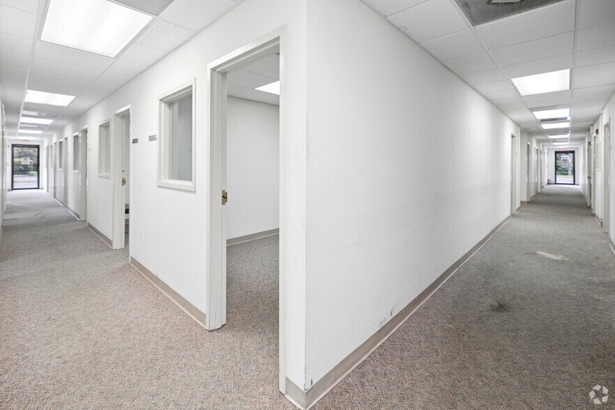 More Photos Of 730 NE Waldo Rd, Gainesville Office For Sale