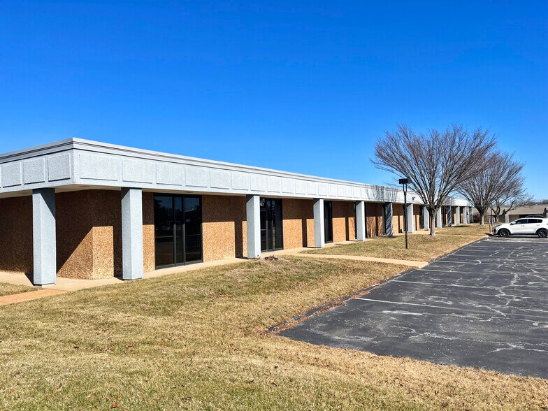 Primary Photo Of 10151-10167 Corporate Square Dr, Creve Coeur Office For Sale