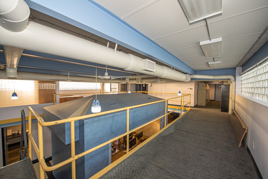 More Photos Of 77 Gazza Blvd, Farmingdale Showroom For Sale