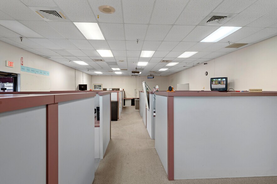 More Photos Of 1624 N Meadowcrest Blvd, Crystal River Manufacturing For Lease