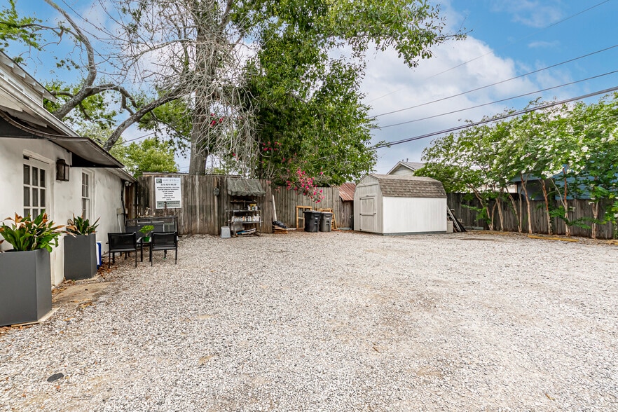 More Photos Of 545-555 S Foster Dr, Baton Rouge General Retail For Sale