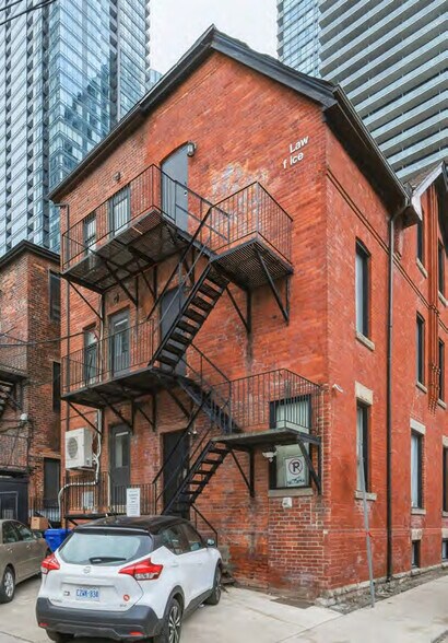 More Photos Of 127 John St, Toronto Office For Lease