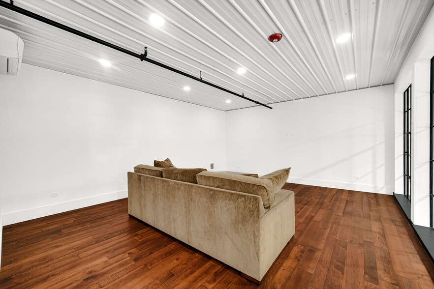 More Photos Of 2244 Ferry Rd, Naperville Flex For Sale