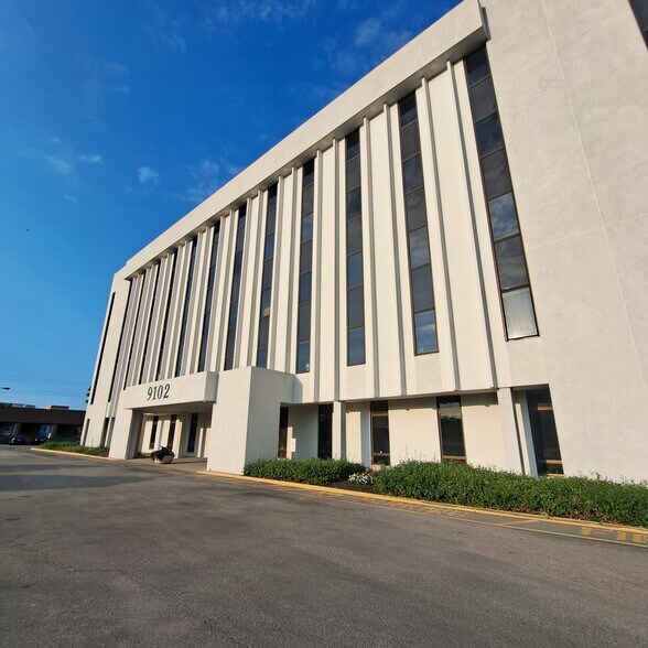 More Photos Of 9102 N Meridian St, Indianapolis Office For Lease