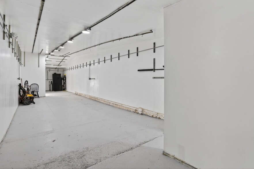 More Photos Of 9939 Commerce Ave, Tujunga Storefront For Sale