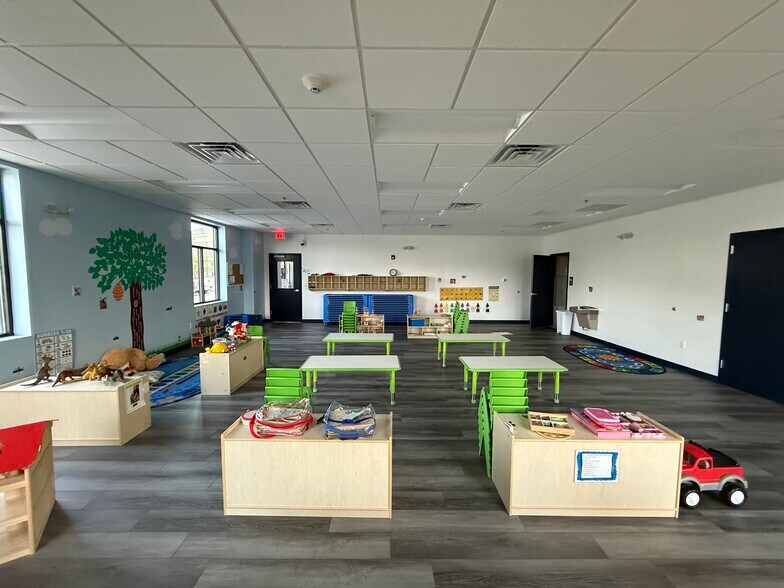 More Photos Of 3480 Royal Pines Dr, Orange Park General Retail For Lease