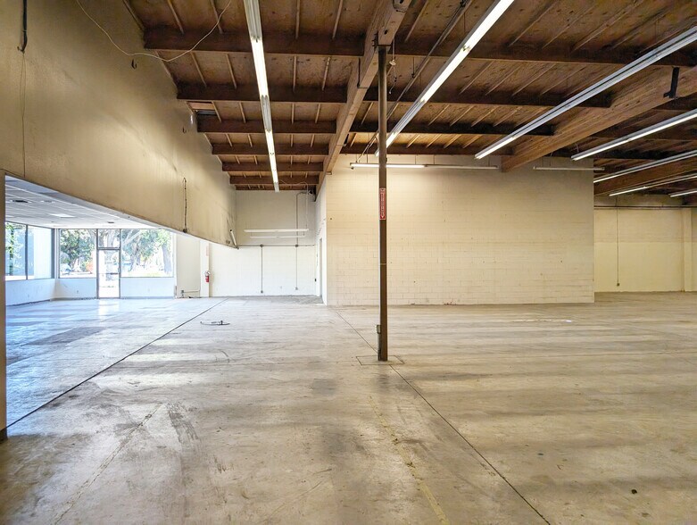 More Photos Of 1350 E Thompson Blvd, Ventura General Retail For Lease