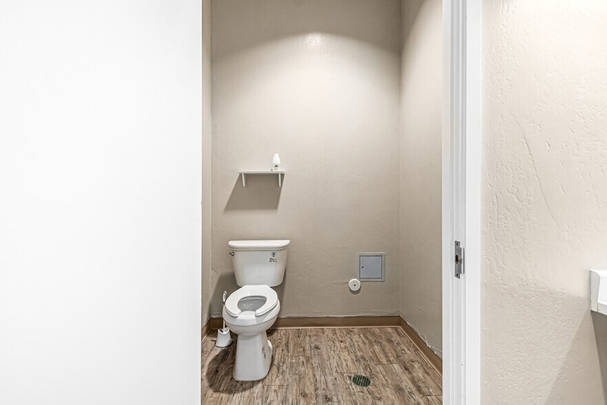 More Photos Of 3173 E Chandler Blvd, Phoenix Freestanding For Sale