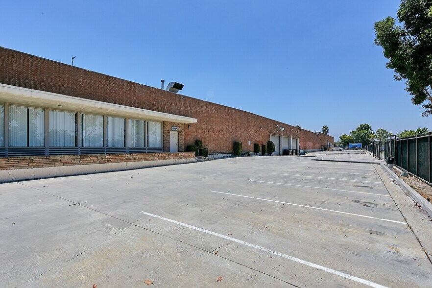 More Photos Of 5300 Harbor St, Commerce Warehouse For Lease