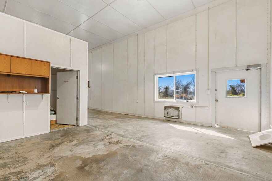 More Photos Of 306 SE Highway AA, Clinton Industrial For Sale