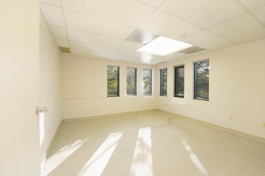 More Photos Of 6 Blackstone Valley Pl, Lincoln Medical For Sale