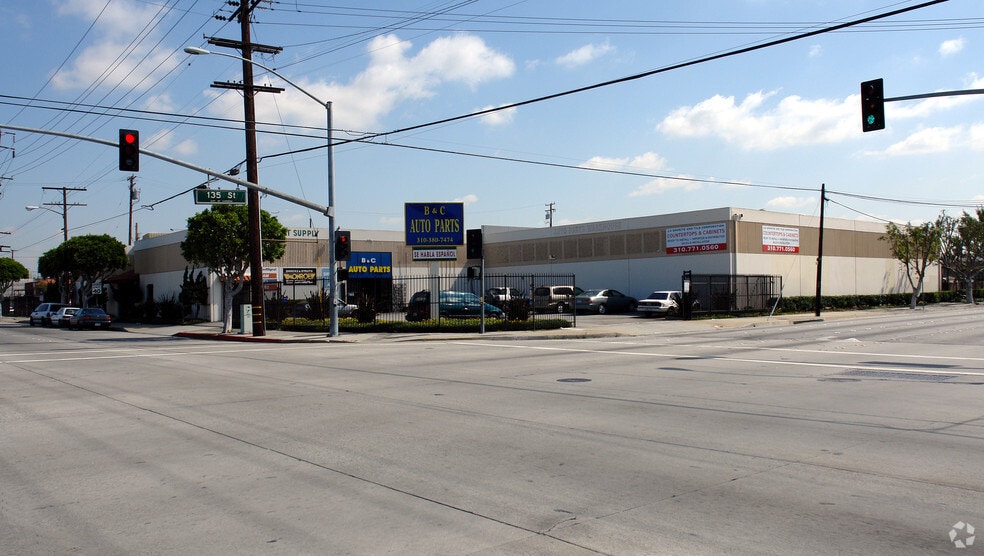 More Photos Of 13450-13468 S Western Ave, Gardena Warehouse For Lease