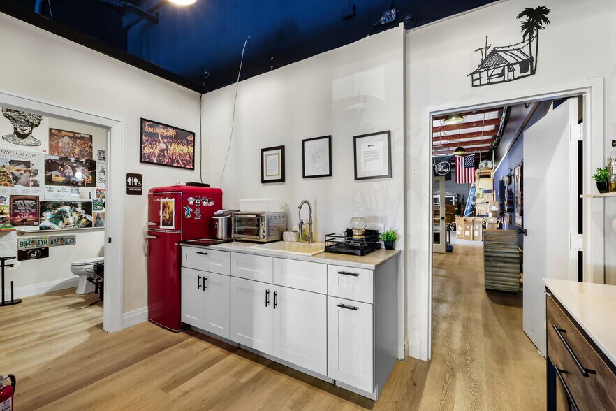 More Photos Of 1076 Business Ln, Naples Showroom For Sale