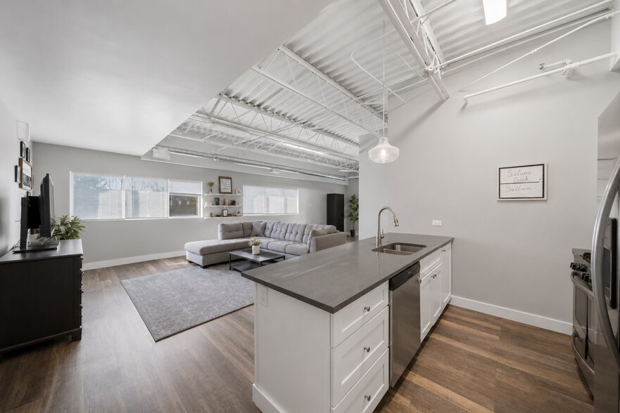 More Photos Of 460 Coventry Ln, Crystal Lake Apartments For Sale