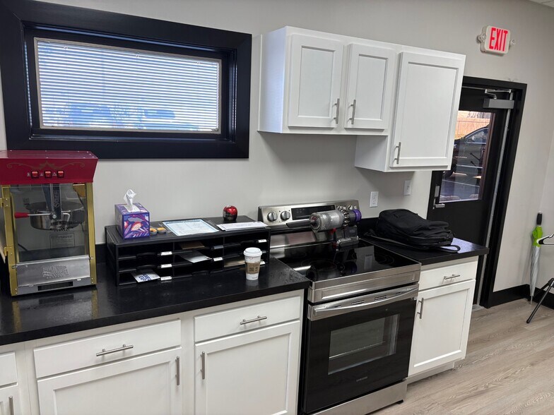 More Photos Of 1415 Shelby St, Indianapolis Office For Sale