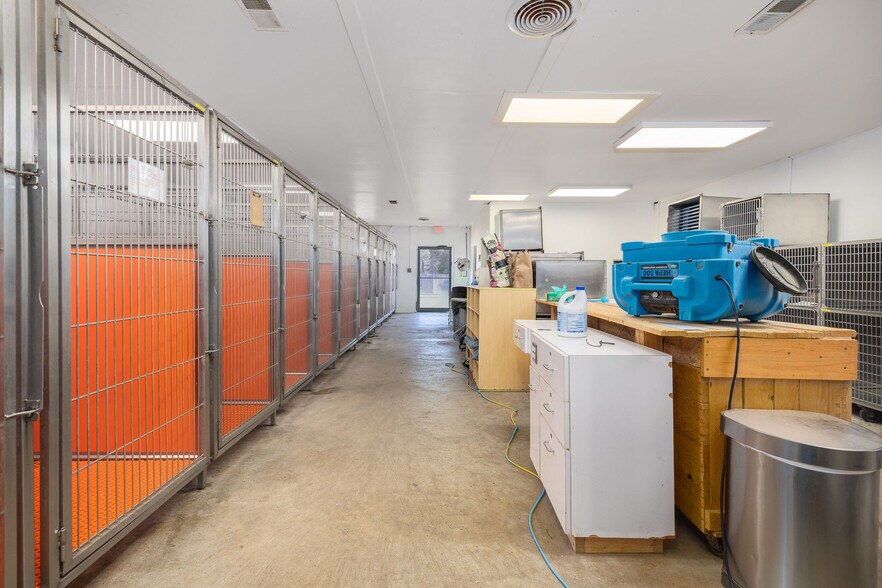 More Photos Of 5617 Dorchester Rd, North Charleston Veterinarian Kennel For Lease