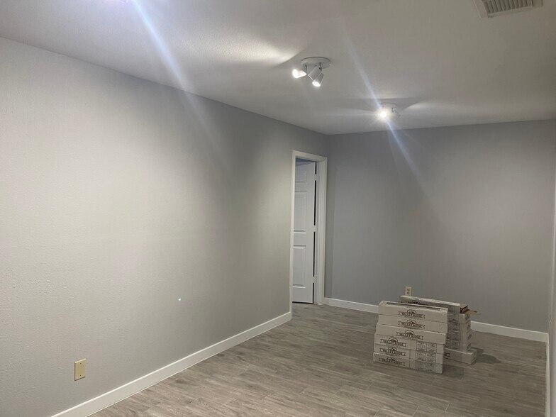 More Photos Of 4095 SE I 10 Frontage Rd, Sealy Medical For Lease