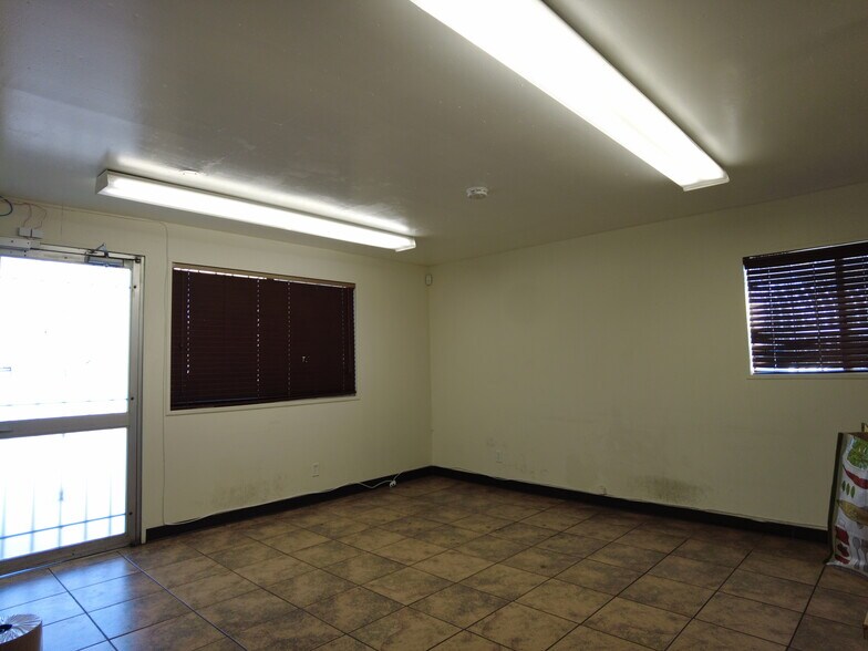 More Photos Of 1312 W Esther St, Long Beach Warehouse For Lease